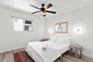 スコッツデールにあるThe Sophia Apartmentsの白いベッドルーム(ベッド1台、天井ファン付)