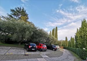 un groupe de voitures garées sur un parking dans l'établissement Casa Carolina: King Size Bed across from Golden Beach, à Desenzano del Garda