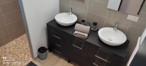 Et badeværelse på Gite touristique l'épuisette + 10 billeder