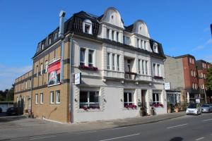 un edificio al lado de una calle en Hotel Zum Wersehof, en Ahlen