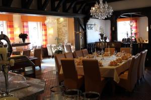 a dining room with a long table and chairs at Hotel Zum Wersehof in Ahlen