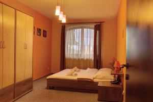Posteľ alebo postele v izbe v ubytovaní Apartmán Vysoké Tatry Lomnica A4/2