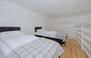 Łóżko lub łóżka w pokoju w obiekcie Willa Konradówka (apartament Tolin)