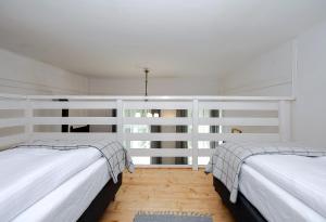 Łóżko lub łóżka w pokoju w obiekcie Willa Konradówka (apartament Tolin)
