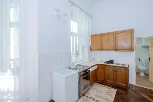 kuchnia z drewnianymi szafkami i białą lodówką w obiekcie Willa Konradówka (apartament Tolin) w Zakopanem +37 zdjęć