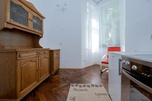 Kuchnia lub aneks kuchenny w obiekcie Willa Konradówka (apartament Tolin)