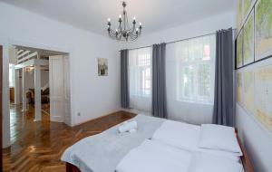 Łóżko lub łóżka w pokoju w obiekcie Willa Konradówka (apartament Tolin)