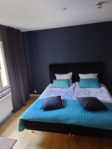 Ένα ή περισσότερα κρεβάτια σε δωμάτιο στο Vena Värdshus