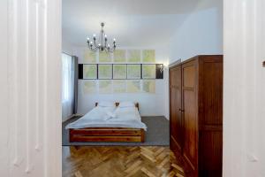 Łóżko lub łóżka w pokoju w obiekcie Willa Konradówka (apartament Tolin)