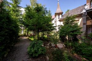 Ogród w obiekcie Willa Konradówka (apartament Tolin)