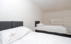 Łóżko lub łóżka w pokoju w obiekcie Willa Konradówka (apartament Tolin)