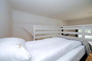 Łóżko lub łóżka w pokoju w obiekcie Willa Konradówka (apartament Tolin)