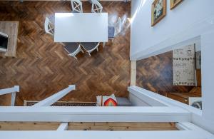 Pokój ze schodami i drewnianą ścianą w obiekcie Willa Konradówka (apartament Tolin) w Zakopanem