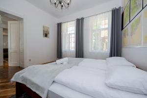 Łóżko lub łóżka w pokoju w obiekcie Willa Konradówka (apartament Tolin)