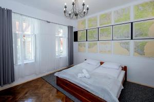 Łóżko lub łóżka w pokoju w obiekcie Willa Konradówka (apartament Tolin)