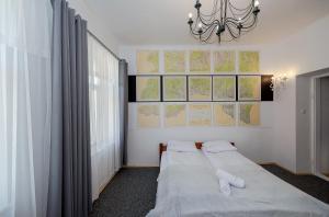 Łóżko lub łóżka w pokoju w obiekcie Willa Konradówka (apartament Tolin)
