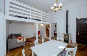 salon z łóżkiem na podwyższeniu i stołem w obiekcie Willa Konradówka (apartament Tolin) w Zakopanem