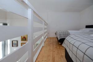 Łóżko lub łóżka w pokoju w obiekcie Willa Konradówka (apartament Tolin)