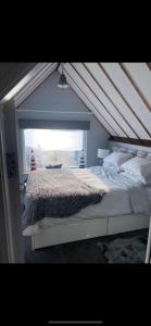 Ένα ή περισσότερα κρεβάτια σε δωμάτιο στο Lifeboat House