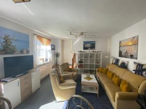 ein Wohnzimmer mit Sofa und Fernseher in der Unterkunft Himmlisch Wohnen in Bergen auf Rügen