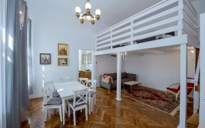 Pokój ze stołem i łóżkiem na podwyższeniu w obiekcie Willa Konradówka (apartament Tolin) w Zakopanem