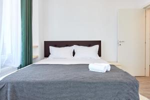 En eller flere senge i et værelse på Miruna Luxury Astoria