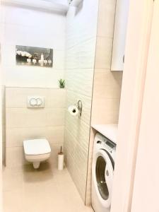 Bathroom sa SWEET HOME Apartman, 30sqm studio, free private parking, mountain view, balcony, 20 min from downtown