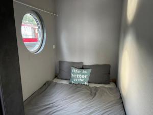una piccola camera da letto con un letto con un cartello sopra di New houseboat 2 bedrooms a Zwartsluis