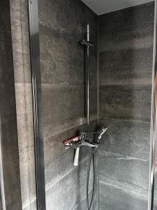 una doccia con rubinetto in bagno di New houseboat 2 bedrooms a Zwartsluis