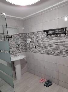 a bathroom with a sink and a shower at Almarsa1 in Al Hoceïma