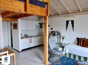 uma cozinha e uma sala de estar com uma cama alta em Cà Armonia Luminoso apt con vista panoramica em Mergoscia