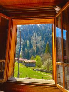 ventana con vistas a la montaña en Ayder Vesile Otel, en Ayder
