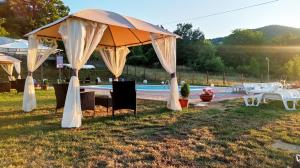tenda sull'erba accanto alla piscina di Agriturismo Tre Elle ad Acri