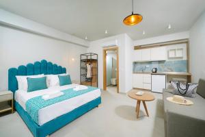 Postel nebo postele na pokoji v ubytování Miracle Suites by Klisma beach