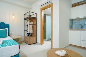 Postel nebo postele na pokoji v ubytování Miracle Suites by Klisma beach