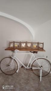 Una bicicleta blanca con un estante encima. en La Casa di Vitto en Boves