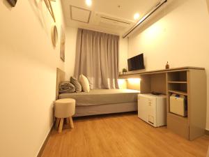 Habitación pequeña con cama y ventana en OYO Hostel Myeongdong 2, en Seúl