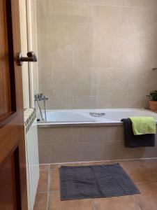 y baño con bañera y toalla verde. en Villa Vista Bonita with private pool, 4 bedrooms, 9 people, en Calonge