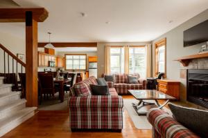 ein Wohnzimmer mit 2 Sofas und einem Kamin in der Unterkunft Serenity Peaks Lodge by InstantSuites-LaBete Golf in Mont-Tremblant