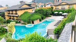 Der Swimmingpool an oder in der Nähe von Temple Tree Resort & Spa