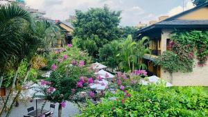 Ein Garten an der Unterkunft Temple Tree Resort & Spa