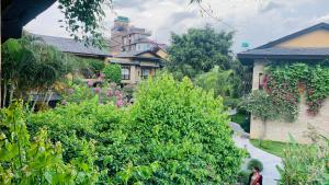Ein Garten an der Unterkunft Temple Tree Resort & Spa