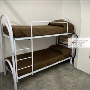 Ein Etagenbett oder Etagenbetten in einem Zimmer der Unterkunft Sofia Stone House