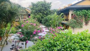 eine Draufsicht auf einen Garten mit Blumen und Pflanzen in der Unterkunft Temple Tree Resort & Spa in Pokhara
