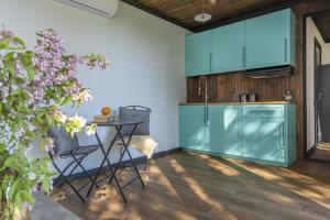 Fotografie z fotogalerie ubytování Modern and specious riverside cabin with hot tub v destinaci Čiobiškis