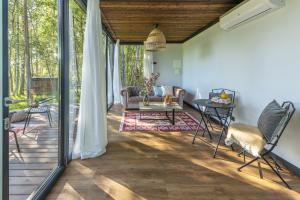 Photo de la galerie de l'établissement Modern and specious riverside cabin with hot tub, à Čiobiškis