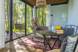 Fotografie z fotogalerie ubytování Modern and specious riverside cabin with hot tub v destinaci Čiobiškis