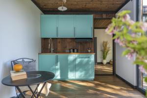 Fotografie z fotogalerie ubytování Modern and specious riverside cabin with hot tub v destinaci Čiobiškis + 21 fotografií