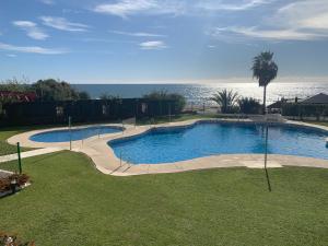 The swimming pool at or close to Lujo en banana beach primera línea de playa