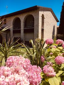 a garden with flowers in front of a house at Damabianca in Portogruaro